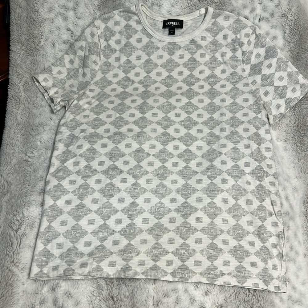 Men’s EXPRESS geometric pattern short sleeve t-shirt Medium